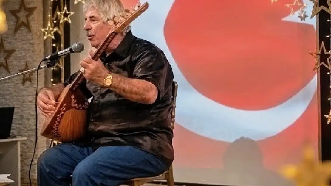 Konya'nın usta ozanı sazını bu kez Vali Akın için eline aldı