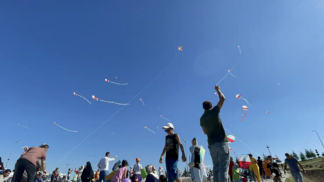 Konya'da gökyüzü uçurtmalarla renklendi