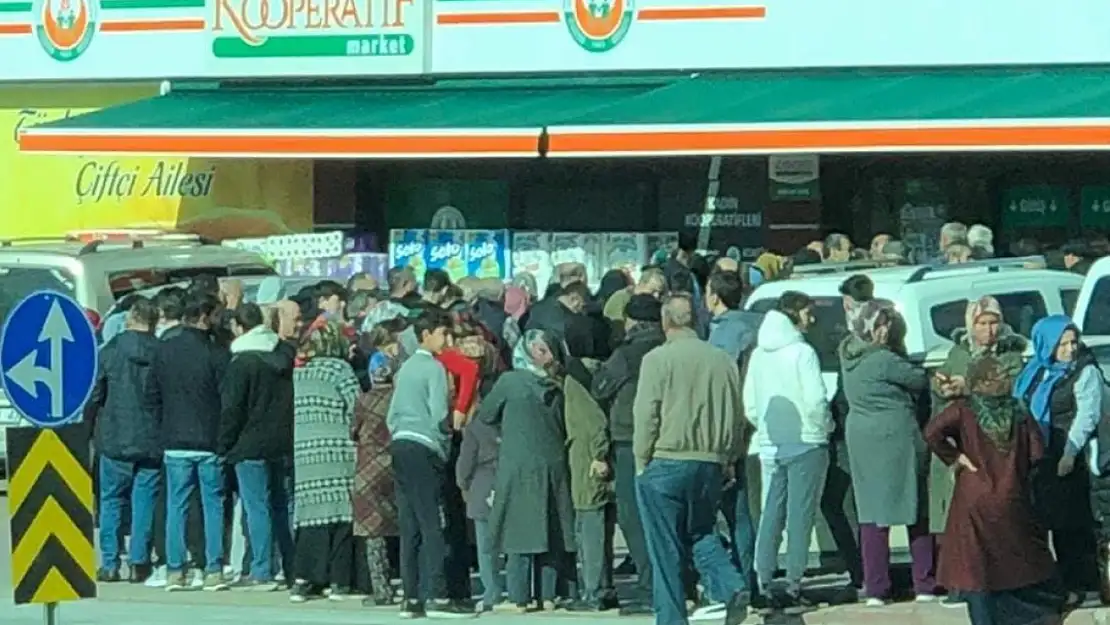 Konya Tarım Kredi Kooperatif Marketlerin önünde metrelerce kuyruk oluştu