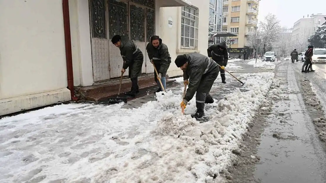 Konya'ya komşu ilde kar yağışı hayatı felç etti: Okullar tatil!