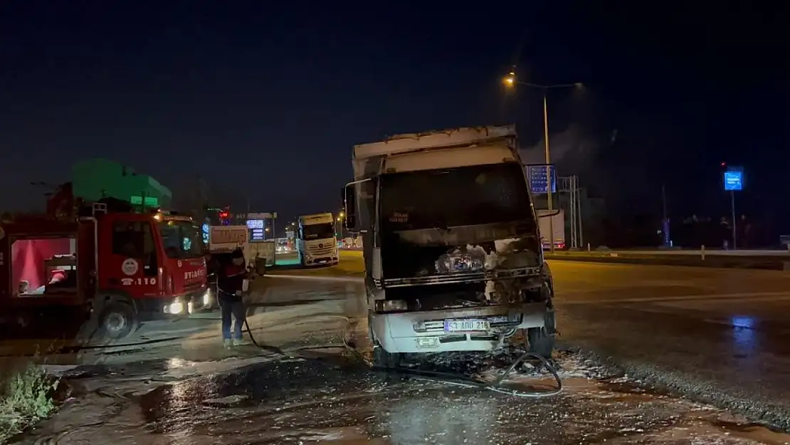 Konya yolunda mermer yüklü kamyon alevlere teslim oldu