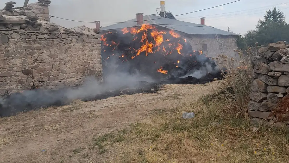 Konya'da alevlere teslim olan balya samanlar ile 2 römork yandı