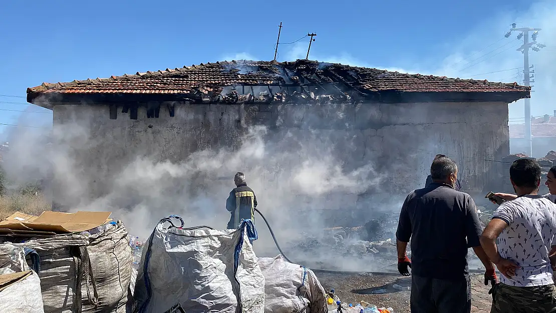 Konya'da bahçeye istiflenen atık malzemeler müstakil evi yaktı