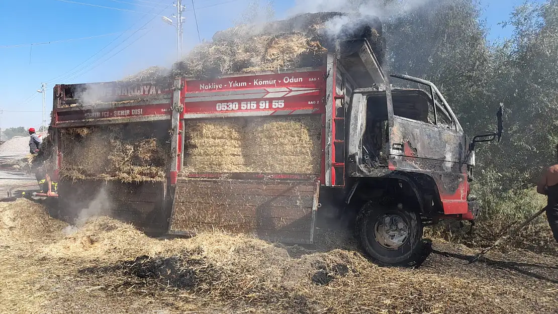 Konya'da balya yüklü kamyonet yandı