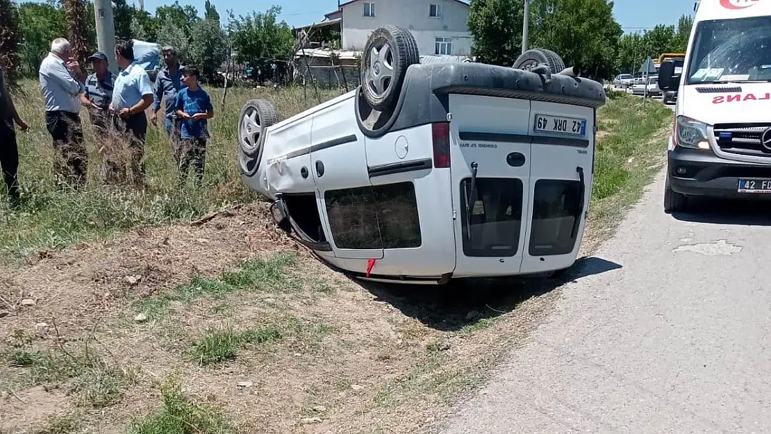 Konya'da hafif ticari araç takla attı: Yaralılar var