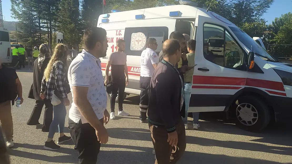 Konya'da işçileri taşıyan midibüs kamyonetle çarpıştı: 17 yaralı