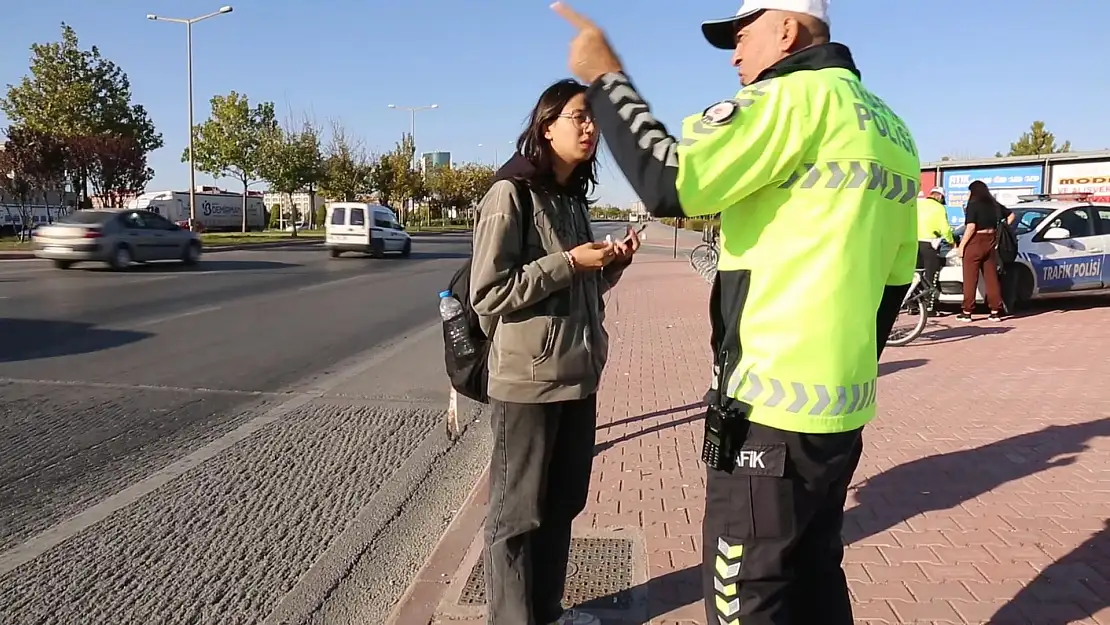 Konya'da kırmızı ışık ihlali yapan yayalar tek tek uyarıldı