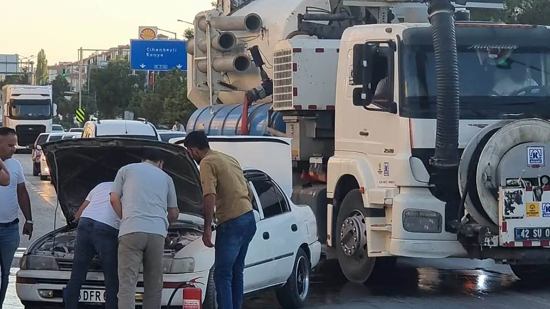 Konya'da kırmızı ışıkta bekleyen aracın motor kısmı cayır cayır yandı