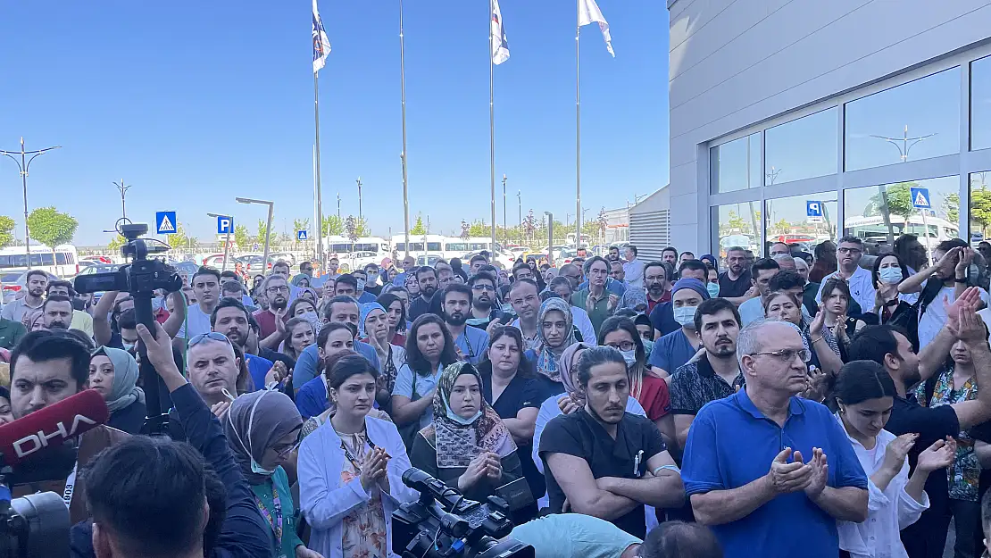 Konya'da öldürülen doktorun mesai arkadaşları saldırıyı protesto etti