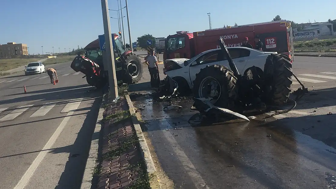 Konya'da otomobille çarpışan traktör ikiye bölündü: 3 yaralı