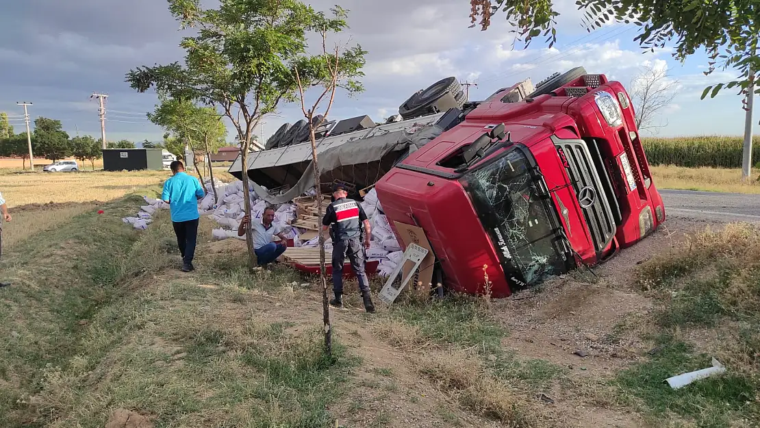 Konya'da TIR devrildi, sürücüsü öldü!