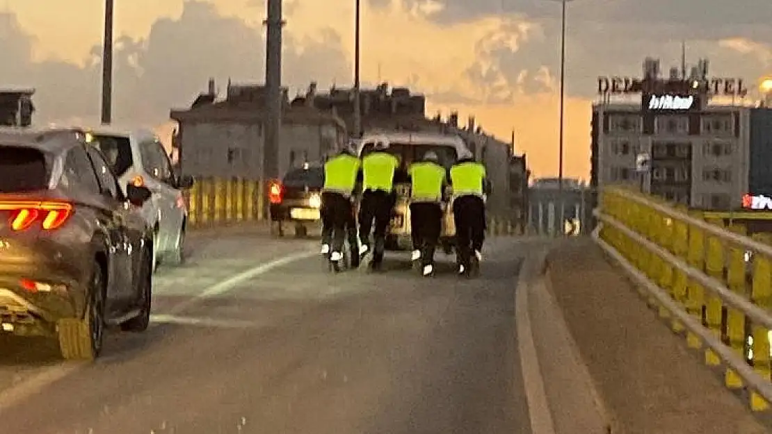 Konya'da trafik polisleri arızalanan aracı yolda bırakmadı