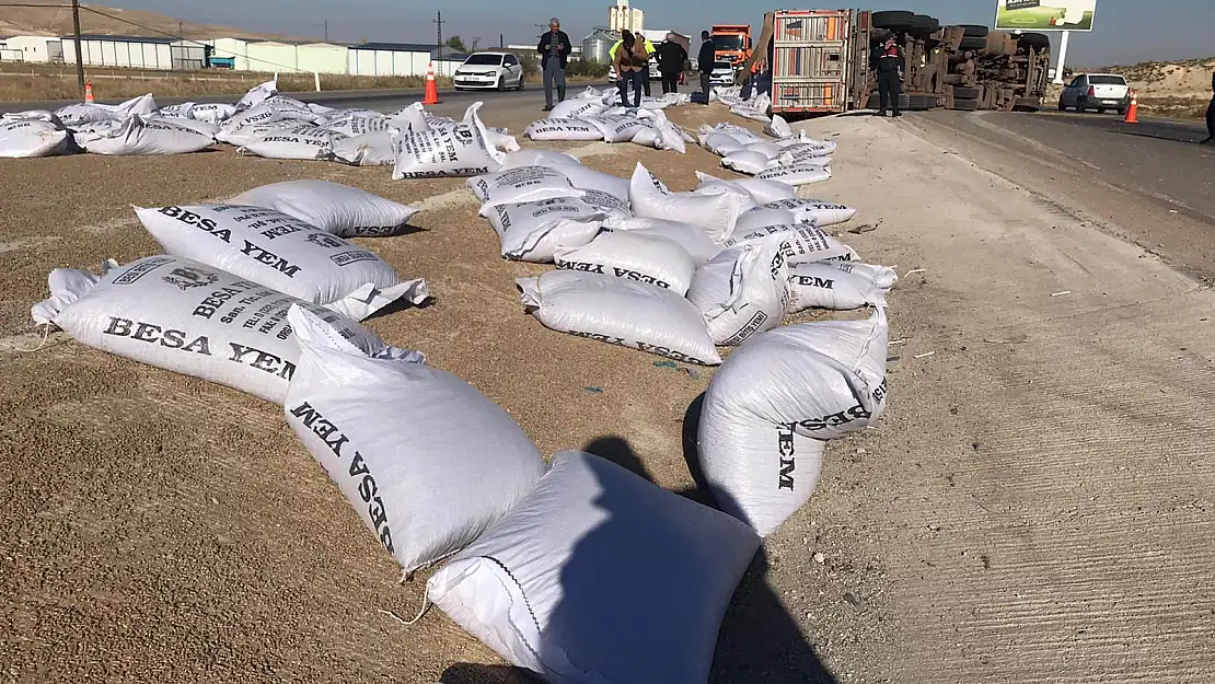 Konya'da yem yüklü tır devrildi: 2 yaralı