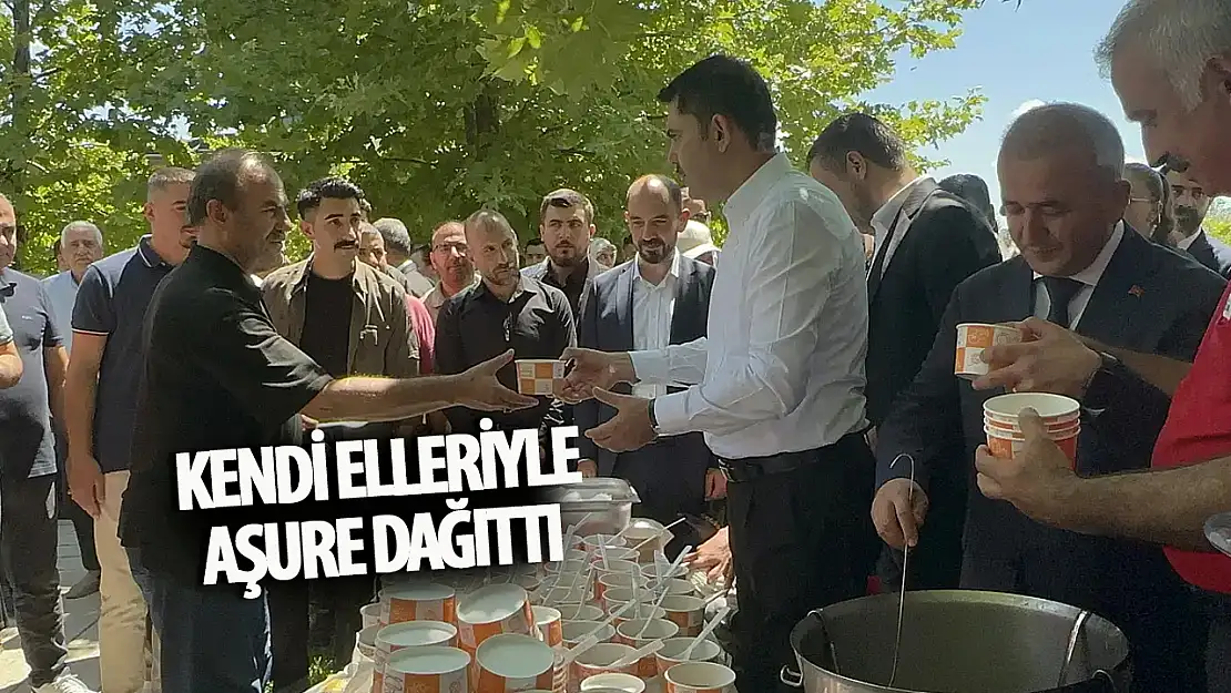 Konyalı Bakan vatandaşlara aşure ikram etti!