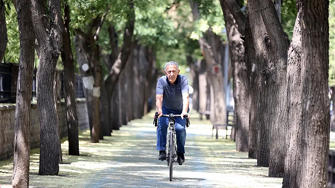 Konyalı iş insanı bisikletiyle kat ettiği yolu gün gün not ediyor