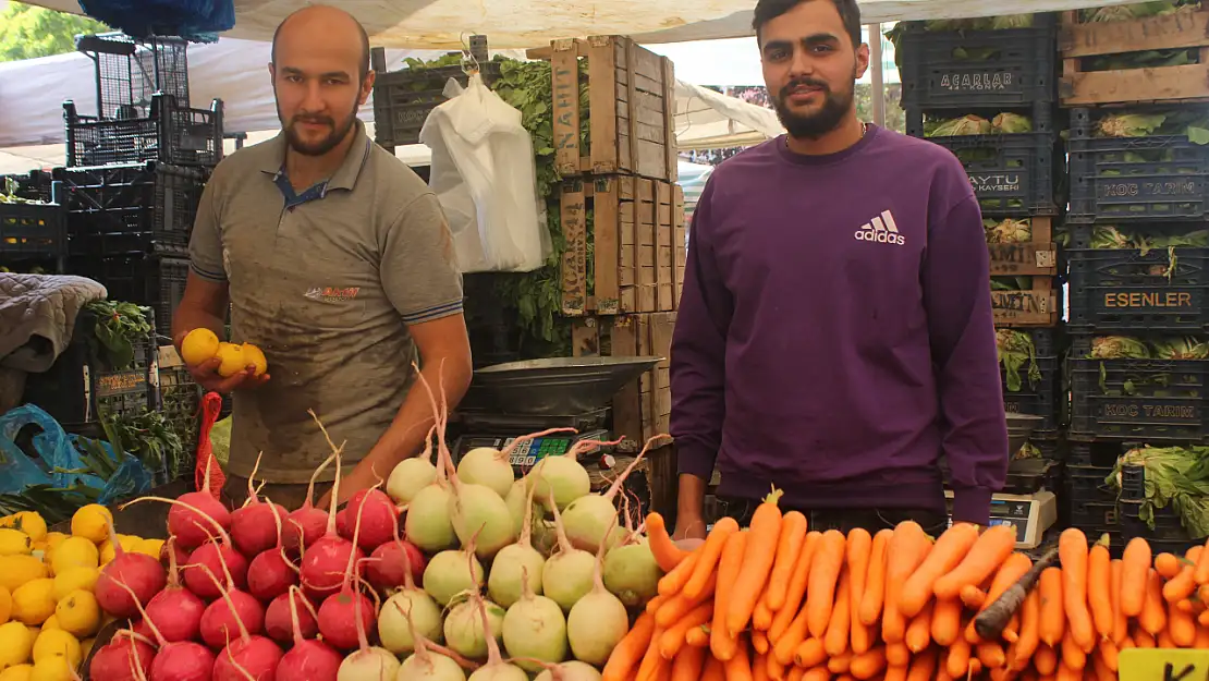 Konyalı pazarcı esnaflardan zabıtaya tepki: Gerekirse ceza yeriz!