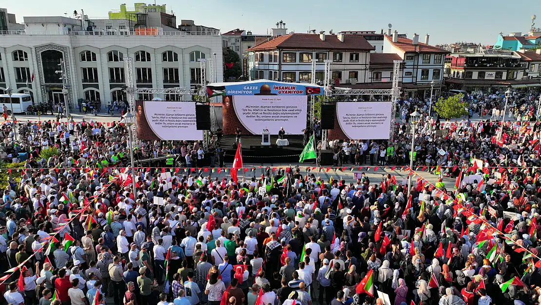 Konyalılar Mevlana Meydanı'na akın etti: İşte iğne atılsa yere düşmeyecek o kareler!