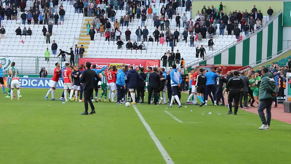 Konyaspor - Kasımpaşa maçının son dakikalarında tartışma çıktı