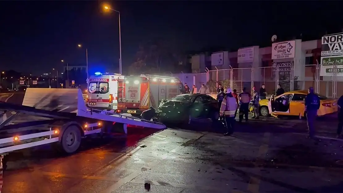 Korkutan kaza: Taksi ile otomobil çarpıştı