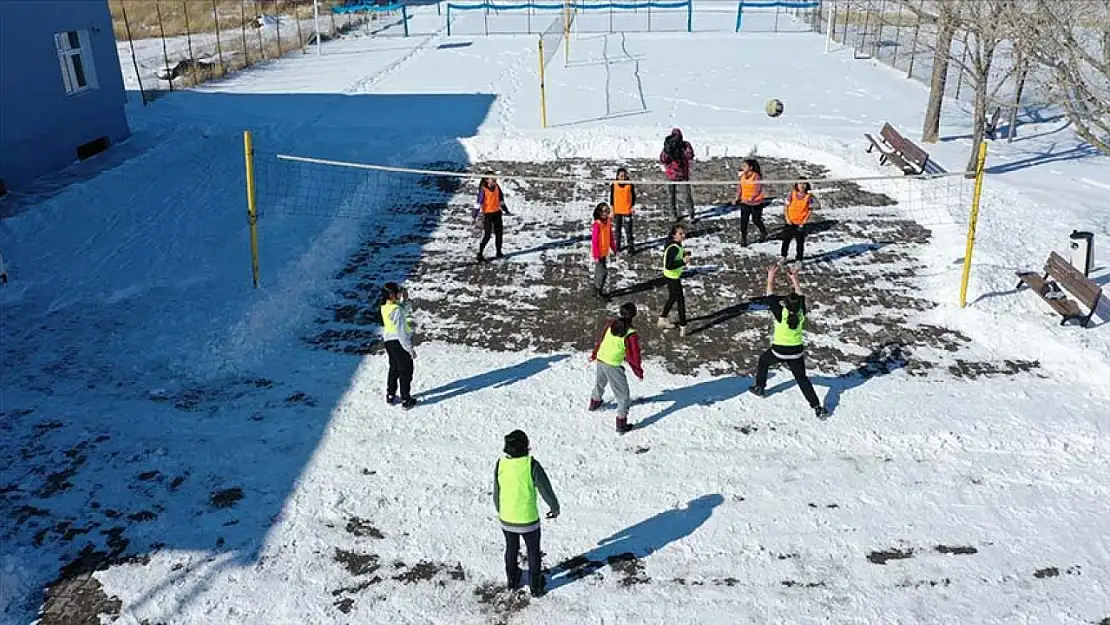 Köy kızları: Soğuktan donsak bile çalışmaya devam ediyoruz