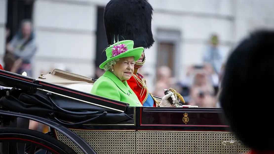 Kraliçe Elizabeth öldü! Tahtın yeni sahibi Charles oldu