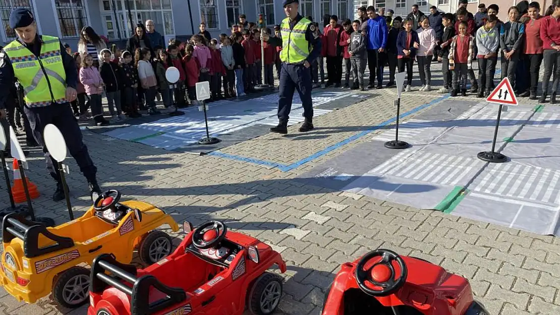 Kulu'da öğrencilere, jandarma tarafından trafik semineri verildi!