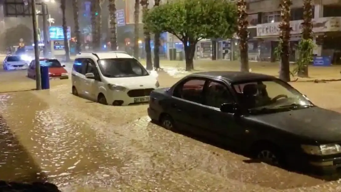 Kumluca'da sel: Evleri su bastı, araçlar zarar gördü