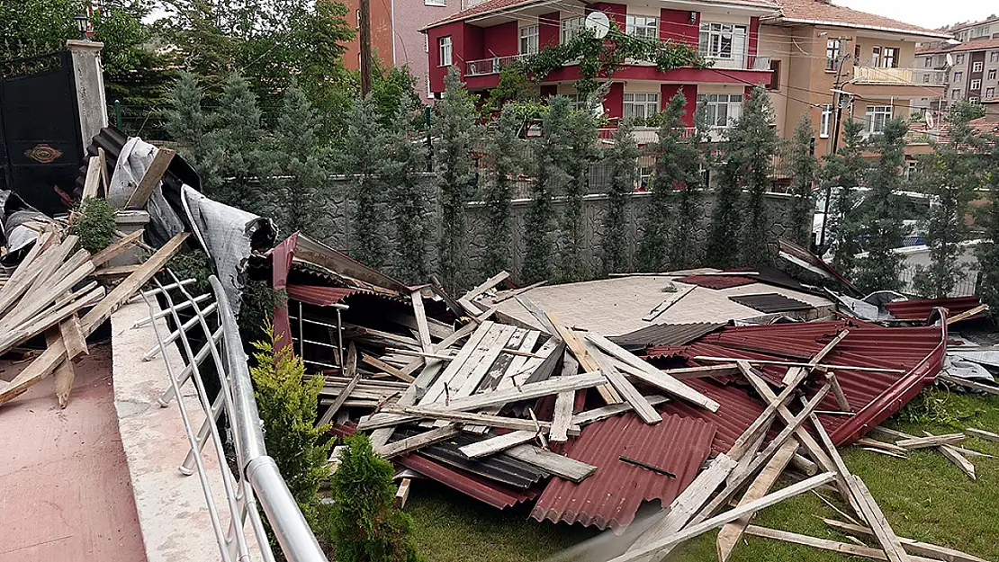 Kuvvetli fırtına ahırın çatısını uçurdu