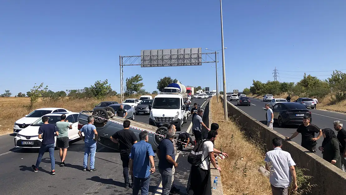 Lastiği patlayan otomobil takla attı!