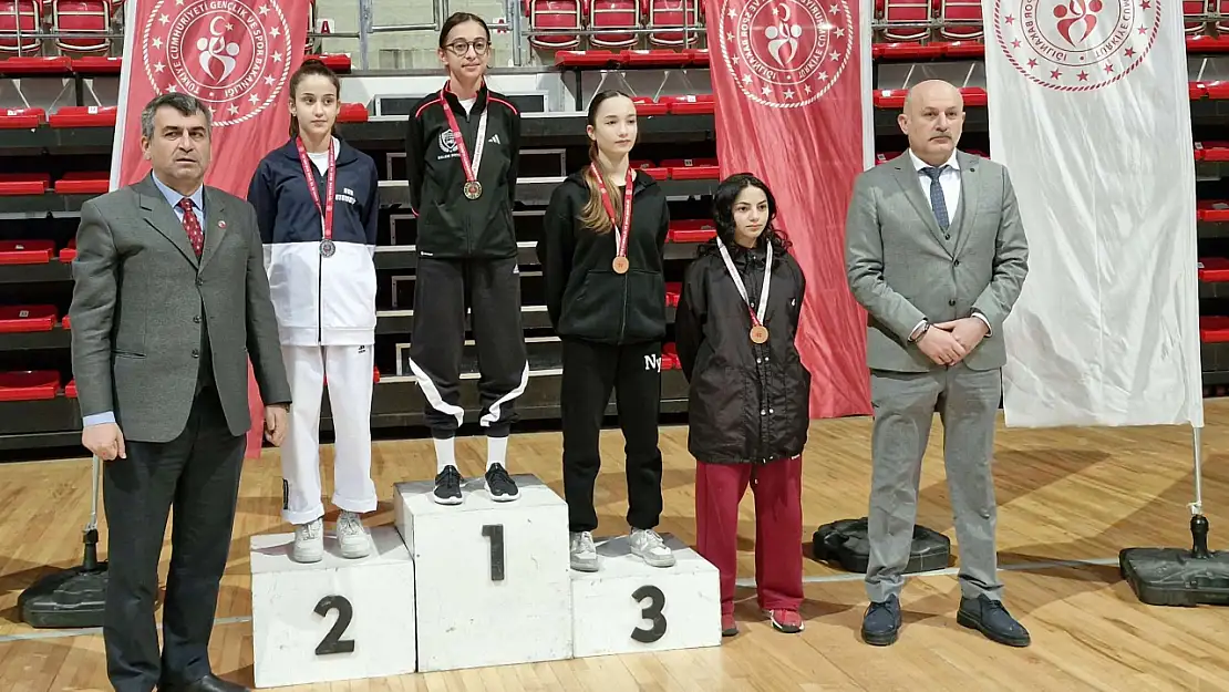 Liseli Taekwondocular kıyası mücadele etti