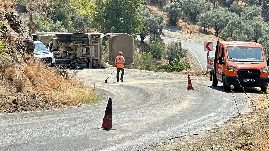 Malzeme yüklü kamyon devrildi: 1 yaralı