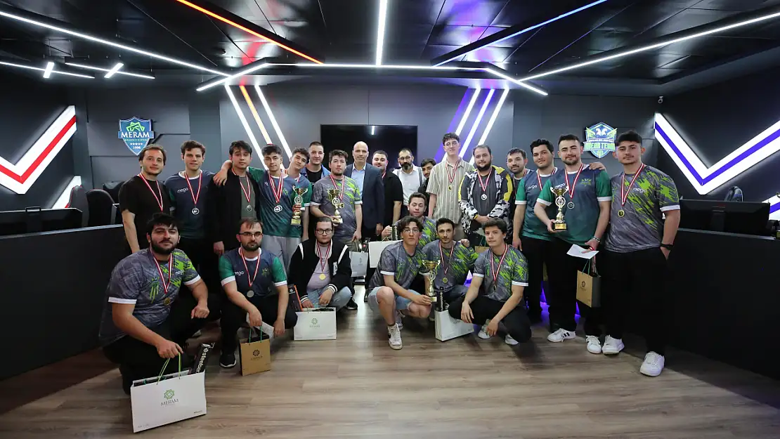 Meram'da MEGA E-Spor turnuvası gençlik festivaline dönüştü