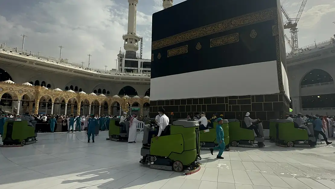 Mescid-i Haram'da temizlik görevlileri, büyük titizlikle çalışıyor