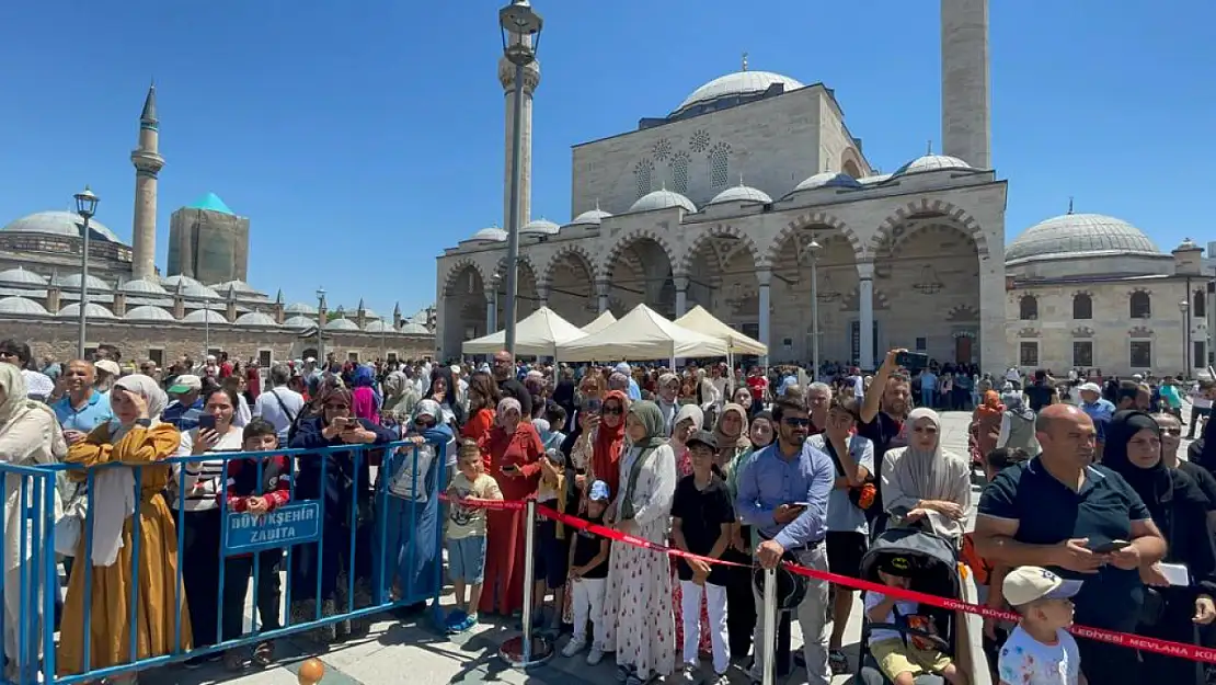 Mevlana Meydanı'nda Mevlevi usullerine göre aşure kaynatıldı