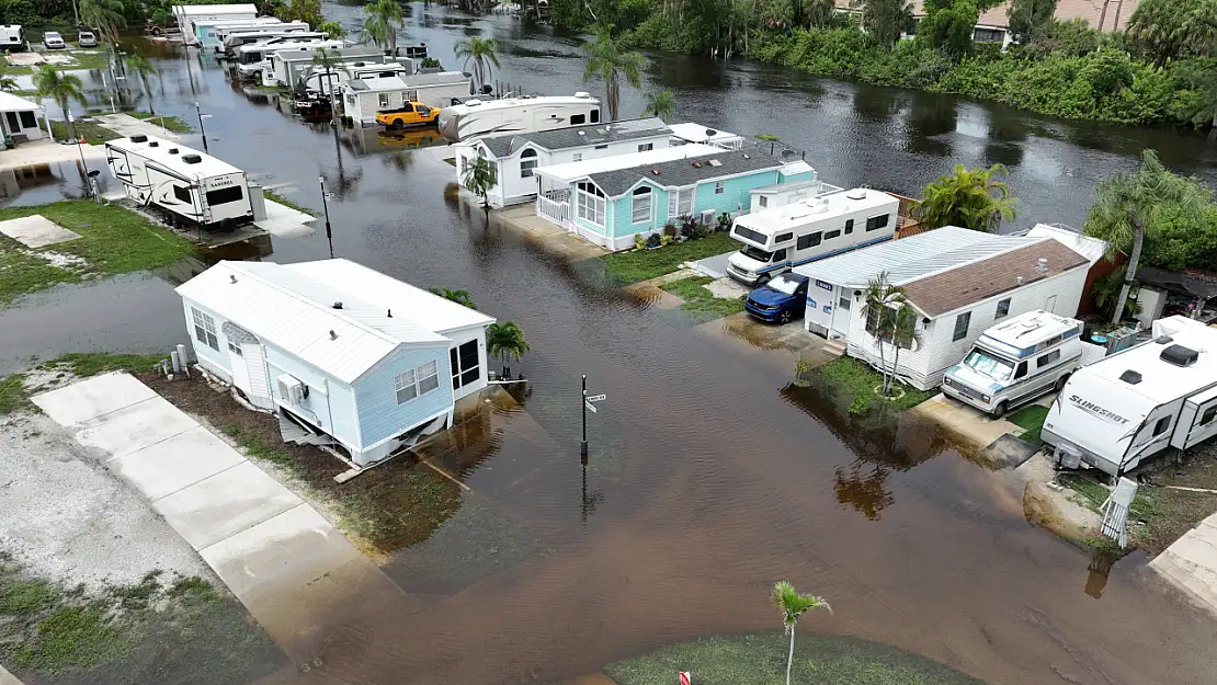 Miami'de şiddetli yağışlar sonrası sokaklar sular altında kaldı