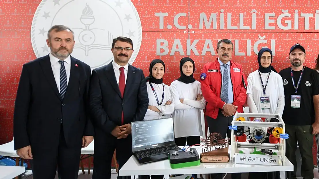 Milli Eğitim Bakanı Yusuf Tekin Teknofest'te o okulun standını ziyaret etti