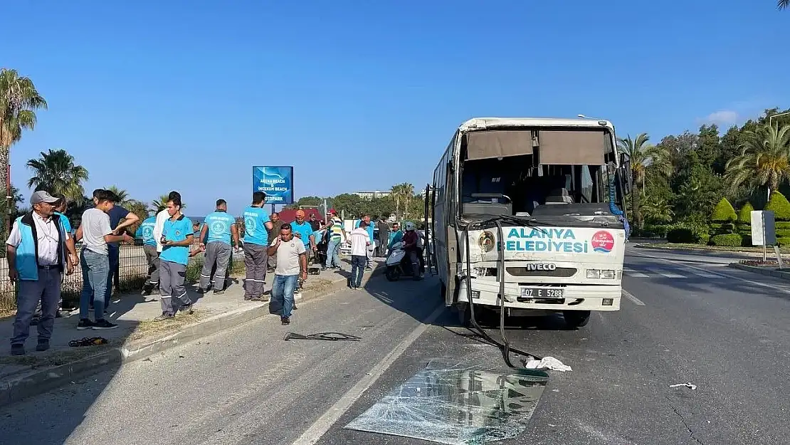 Minibüs devrildi, 3'ü çocuk 6 kişi yaralandı