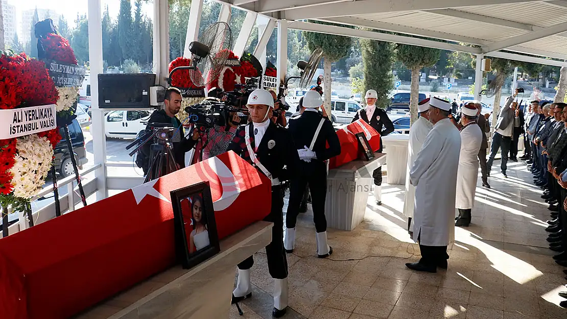 Minik Ecrin ve babasının cenazesi toprağa verildi