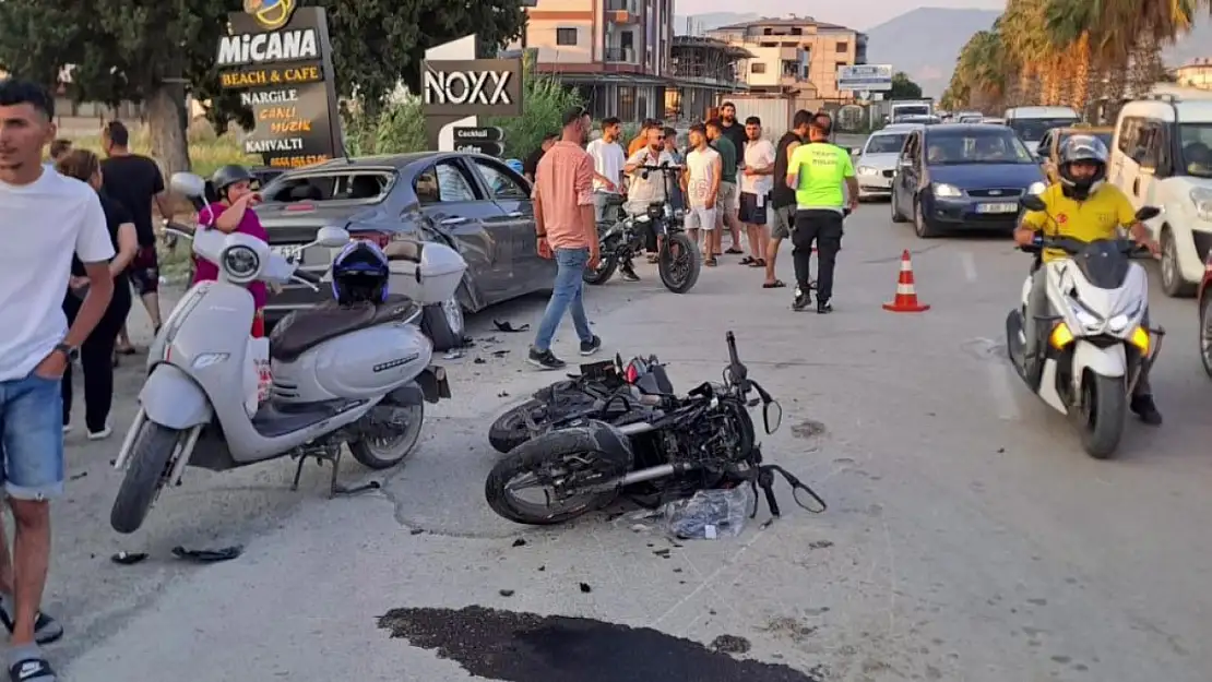 Motosiklet otomobile ok gibi saplandı: 1 ölü, 1 yaralı