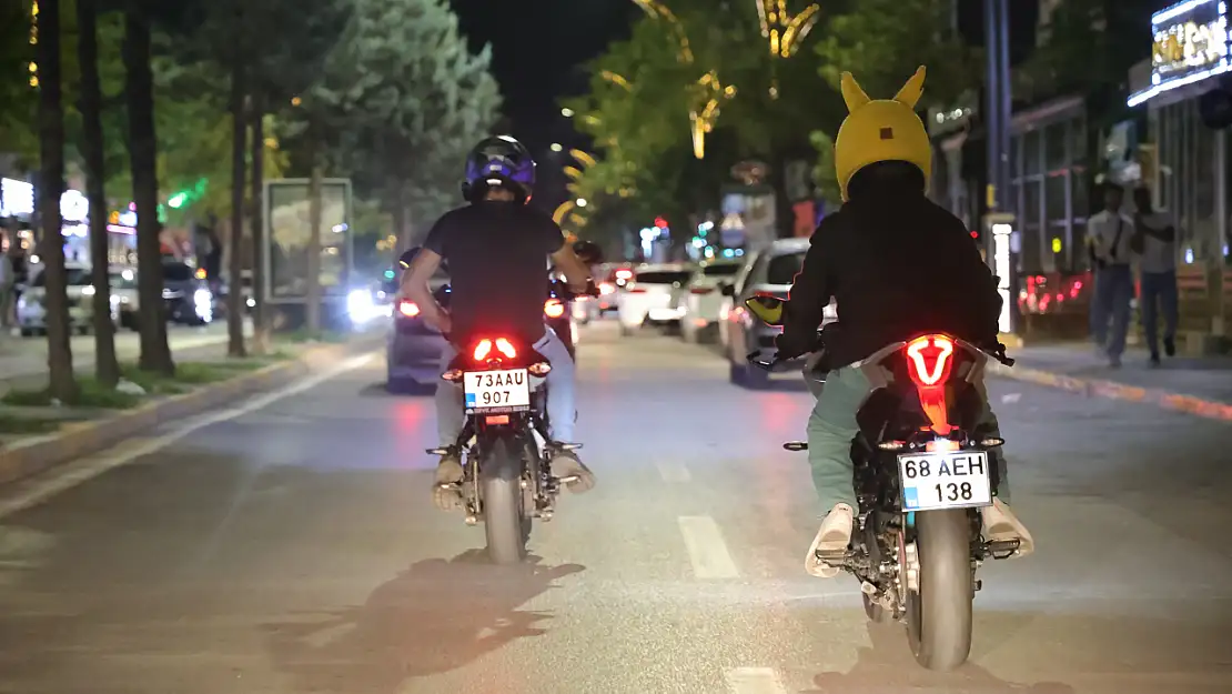 Motosikletli trafik magandaları kamerada