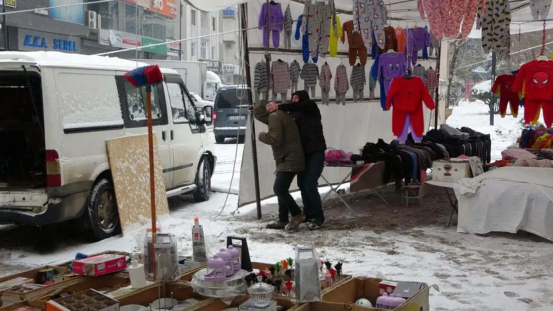 Müşteri bulamayınca kar topu oynadılar