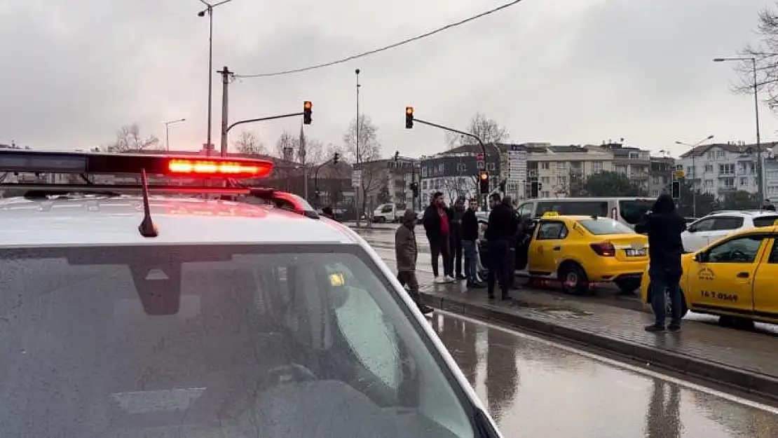 Müşteri olarak bindiği taksinin şoförünü boynundan bıçakladı