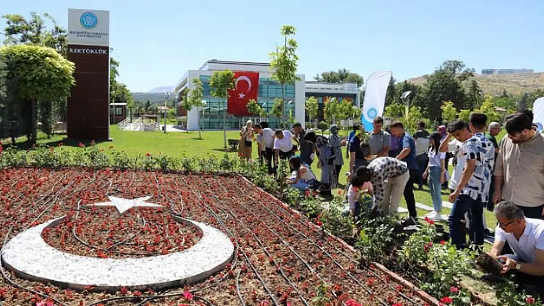 NEÜ'de 15 Temmuz Şehitleri Anısına 251 Gül Dikildi