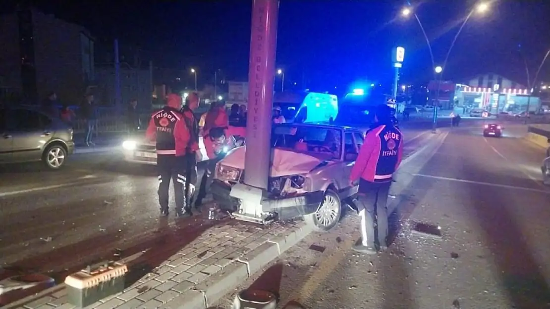 Niğde'de feci kaza: Otomobil elektrik direğine çarptı!..