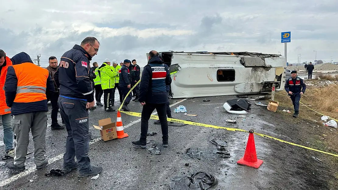 Niğde'de midibüs devrildi: 1 ölü, 27 yaralı