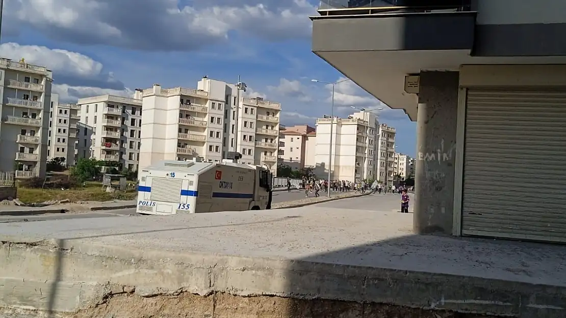 Nusaybin'de bir grup polise saldırdı