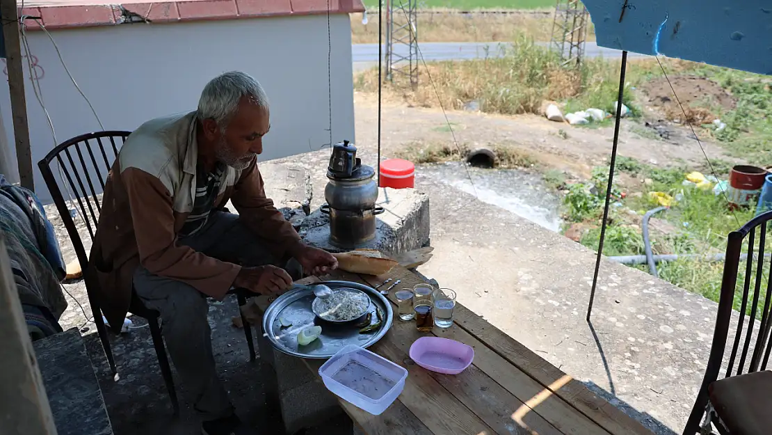 O adam yılın yarısını tarla sulayarak geçiriyor