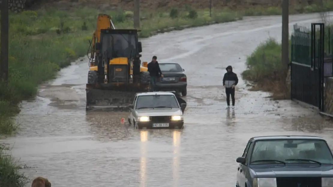 O ilçede yağmur yağdı. Yollar göle döndü. Araçlar yollarda kaldı