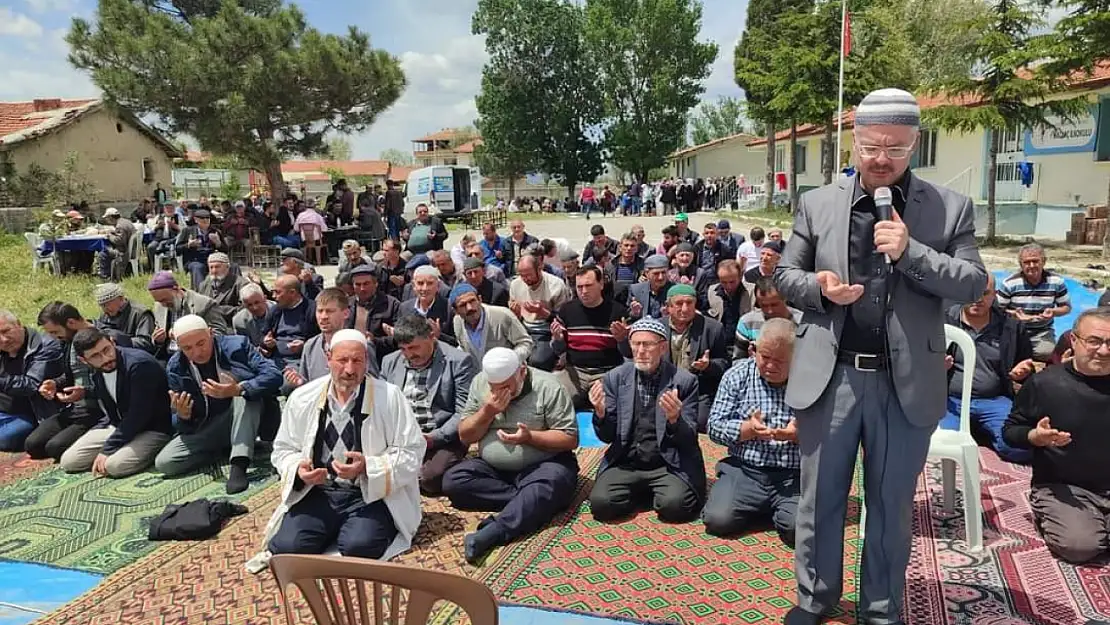 O şehirdeki vatandaşlar yağmur için ellerini semaya açtı