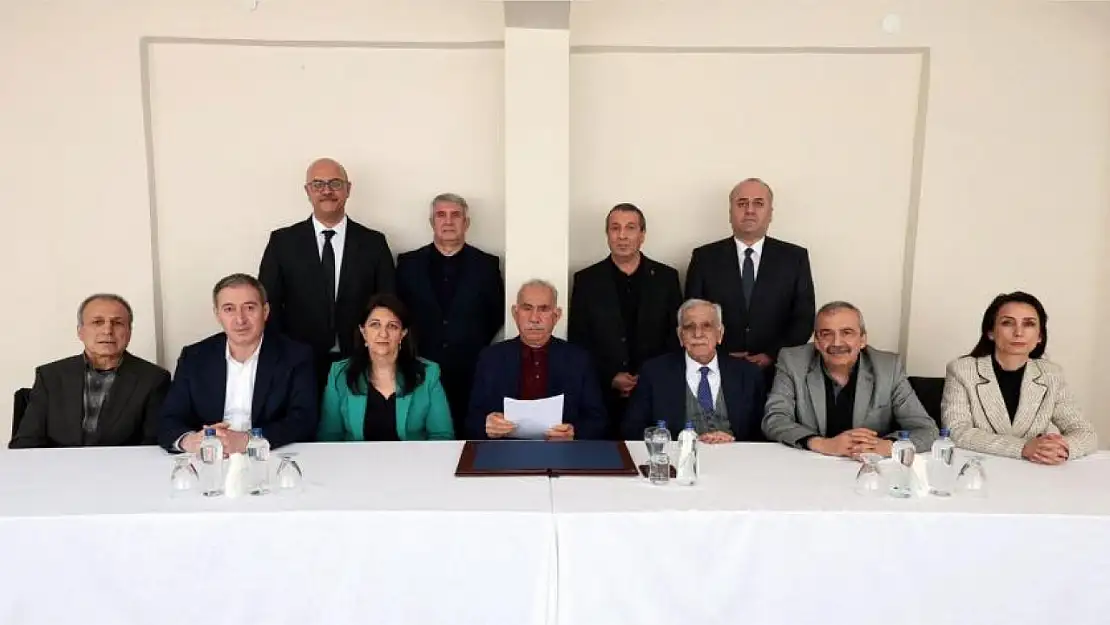 Öcalan'dan PKK'ya silah bırakma çağrısı